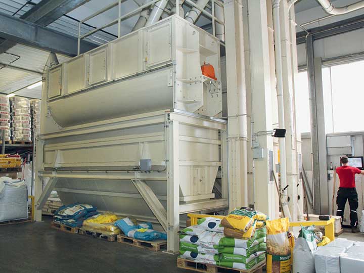 Der Mischer ist eine große Maschine, die bis unter die Decke der Produktionshalle reicht.